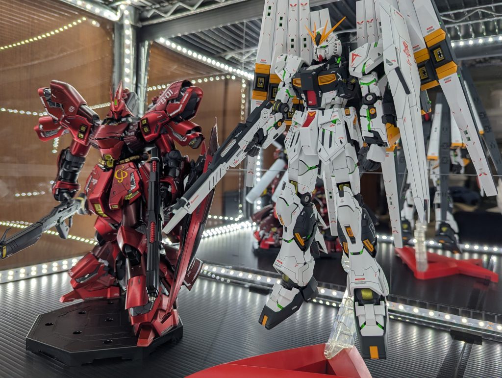 前回投稿のサザビーと。スタンドは成型色の黒から朱色に変更して塗装。クリアー吹付前はもう少し朱色っぽかったのですが、クリア⇒乾燥したらほぼほぼ赤になりましたｗ&nbsp;