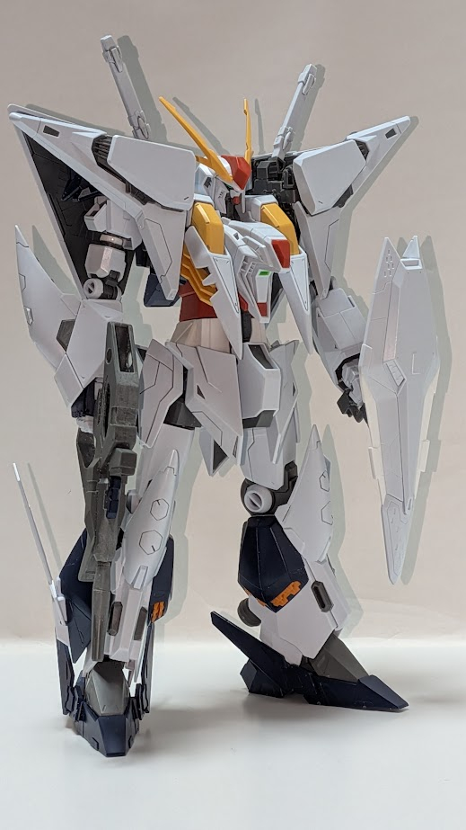 パチ組、墨入れだけだったクシィーにも手を入れ始めました。上下につぶれたような体形を修正するため腰、上腕、腿を延長。腕の上下動に接触するミノフスキーフライトユニットに可動を追加して腕が上がるようにしました。そのためユニットの位置が少し高くなってしまったかも。見る人によってはこの体形は違和感あるかもですが、私的には人間らしくなったと満足です。これからディテールアップ、追加を適当にしていきます。盾は前腕に接続してると役に立たなそうな気がしましたので手持ちにしました。ギギは顔を少し修正し、髪にディテールを追加しました。前に垂れる髪の毛がないとイマイチ誰って感じかも。とりあえずこれで放置してクスィーを仕上げていこうと思います。(2枚目)