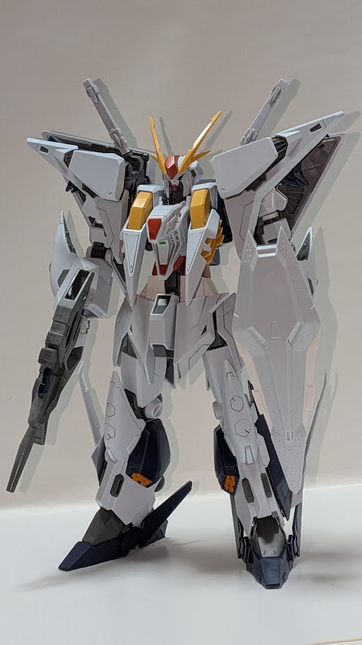 パチ組、墨入れだけだったクシィーにも手を入れ始めました。上下につぶれたような体形を修正するため腰、上腕、腿を延長。腕の上下動に接触するミノフスキーフライトユニットに可動を追加して腕が上がるようにしました。そのためユニットの位置が少し高くなってしまったかも。見る人によってはこの体形は違和感あるかもですが、私的には人間らしくなったと満足です。これからディテールアップ、追加を適当にしていきます。盾は前腕に接続してると役に立たなそうな気がしましたので手持ちにしました。ギギは顔を少し修正し、髪にディテールを追加しました。前に垂れる髪の毛がないとイマイチ誰って感じかも。とりあえずこれで放置してクスィーを仕上げていこうと思います。(3枚目)