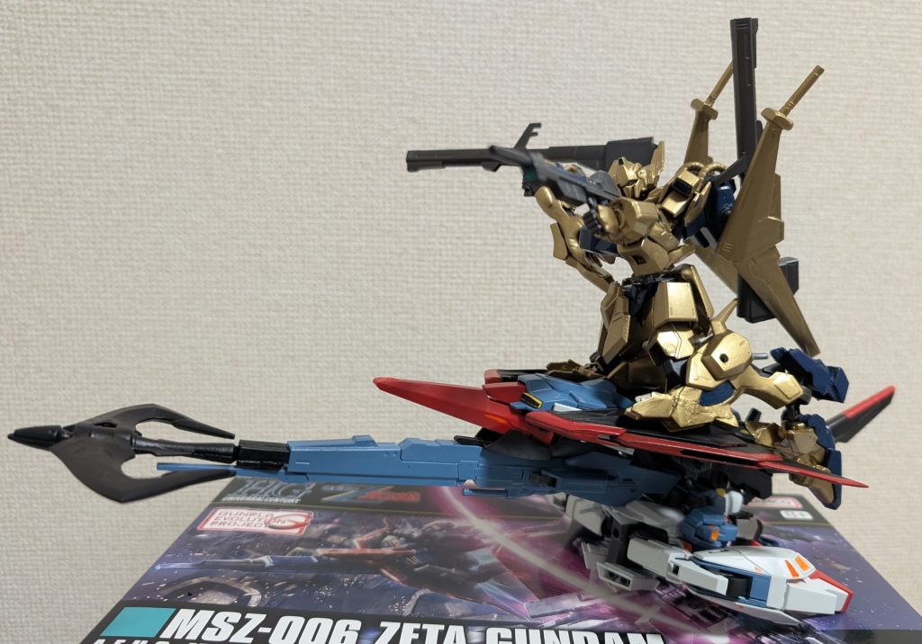 「ウェイブライダー形態プルソン」に乗って、敵を狙い撃つサレオスの図。