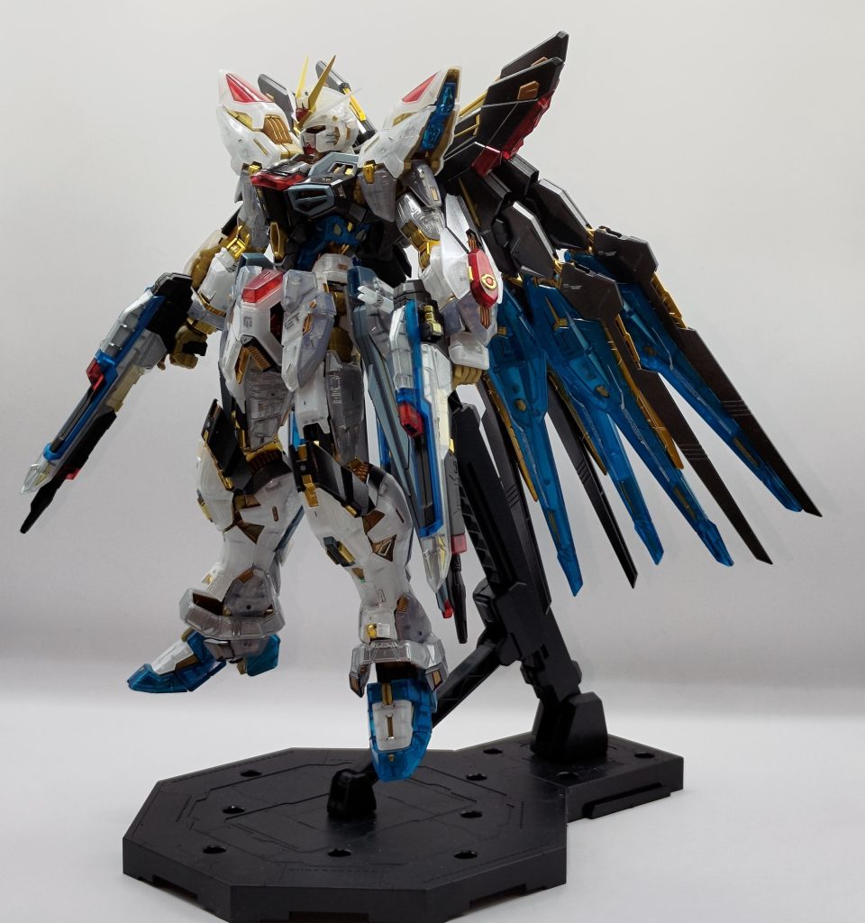 白の装甲は色々悩みましたがクレオスのダイヤモンドシルバー→ガイアのアルティメットホワイトを裏面に塗った後にクリアシルバーを表面に塗ってます。一部は裏面にシルバー、表面は光沢クリアのみです。正直白装甲はどっちにしようか悩んだので部位で使い分けて両方使いました。シルバーのほうが内部構造がよく見えるので好きなんですけど白のイメージからは離れるので。