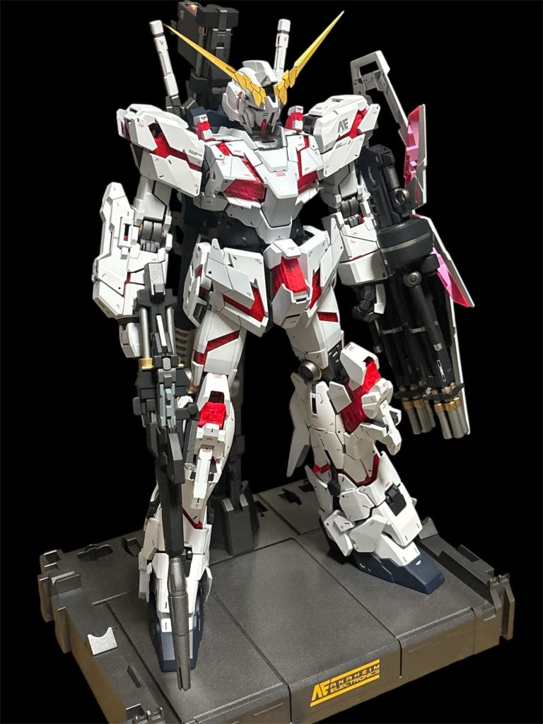 拳はPGUガンダムの余っていたサーベル持ち手と握り拳に変更。後は特に改造してません。シール、デカールは付いてなかったので全て手持ちの水転写式デカールでverKA並みに情報量増やしました。