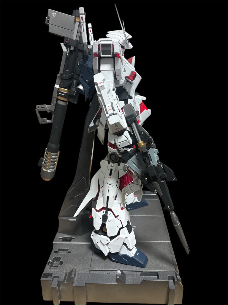 サイドビュー。今回、PGと言うこともあり、パーツ構成が素晴らしいのでバズーカ、ライフル、ガトリングは気合い入れて塗り分けしました。