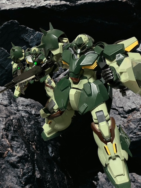 暗唱宙域。哨戒に出るシャルフ・ドーガ。その姿は緊張で固い。この空気・・・・来るな。油断するな。彼らは油断していない。だが・・・・緊張のあまり、周りが見えていなかった。静かに密かに背に潜む。次の瞬間!?閃光を背に進む4つの巨体。一方、ある巨大な隕石の塊を前に螺鈿ワークスの面々が武器を構える。うちの母屋と仲間のお礼だ。受け取れっ!!一斉に放たれる火砲の数々。同じく、到着した巨体たちからも火砲が飛ぶ!!!つぎの瞬間、隕石が爆発。爆炎の中から飛び出す巨獣。さて・・・・ハンティングの始まりだ!!(2枚目)