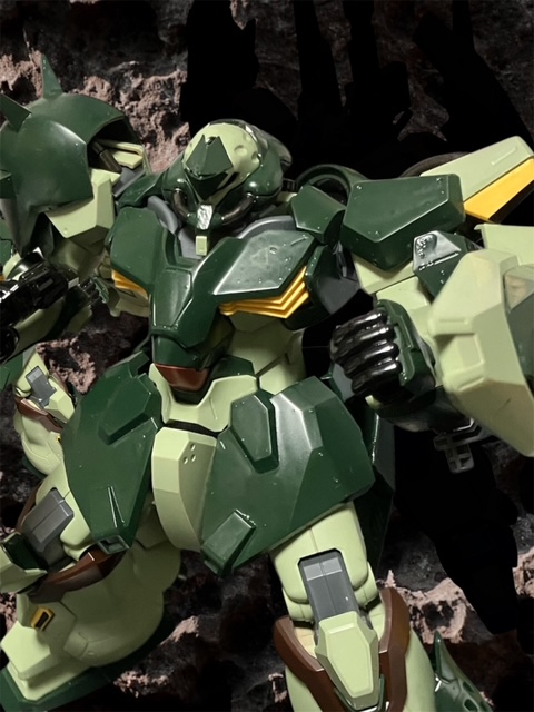 暗唱宙域。哨戒に出るシャルフ・ドーガ。その姿は緊張で固い。この空気・・・・来るな。油断するな。彼らは油断していない。だが・・・・緊張のあまり、周りが見えていなかった。静かに密かに背に潜む。次の瞬間!?閃光を背に進む4つの巨体。一方、ある巨大な隕石の塊を前に螺鈿ワークスの面々が武器を構える。うちの母屋と仲間のお礼だ。受け取れっ!!一斉に放たれる火砲の数々。同じく、到着した巨体たちからも火砲が飛ぶ!!!つぎの瞬間、隕石が爆発。爆炎の中から飛び出す巨獣。さて・・・・ハンティングの始まりだ!!(3枚目)