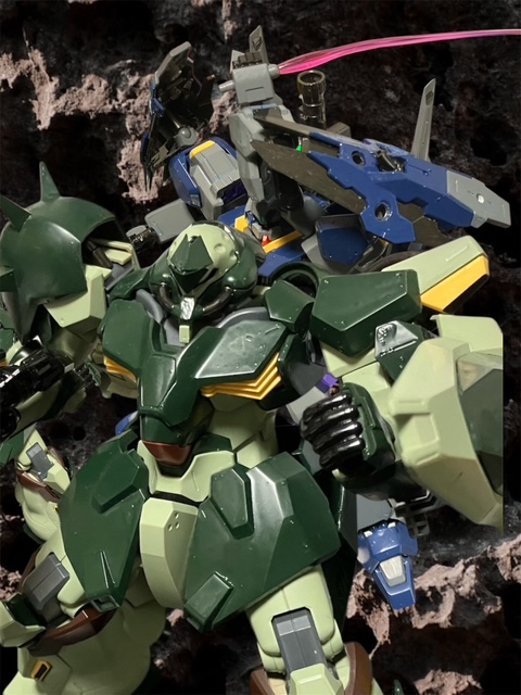 暗唱宙域。哨戒に出るシャルフ・ドーガ。その姿は緊張で固い。この空気・・・・来るな。油断するな。彼らは油断していない。だが・・・・緊張のあまり、周りが見えていなかった。静かに密かに背に潜む。次の瞬間!?閃光を背に進む4つの巨体。一方、ある巨大な隕石の塊を前に螺鈿ワークスの面々が武器を構える。うちの母屋と仲間のお礼だ。受け取れっ!!一斉に放たれる火砲の数々。同じく、到着した巨体たちからも火砲が飛ぶ!!!つぎの瞬間、隕石が爆発。爆炎の中から飛び出す巨獣。さて・・・・ハンティングの始まりだ!!(4枚目)