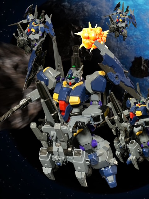 暗唱宙域。哨戒に出るシャルフ・ドーガ。その姿は緊張で固い。この空気・・・・来るな。油断するな。彼らは油断していない。だが・・・・緊張のあまり、周りが見えていなかった。静かに密かに背に潜む。次の瞬間!?閃光を背に進む4つの巨体。一方、ある巨大な隕石の塊を前に螺鈿ワークスの面々が武器を構える。うちの母屋と仲間のお礼だ。受け取れっ!!一斉に放たれる火砲の数々。同じく、到着した巨体たちからも火砲が飛ぶ!!!つぎの瞬間、隕石が爆発。爆炎の中から飛び出す巨獣。さて・・・・ハンティングの始まりだ!!(5枚目)