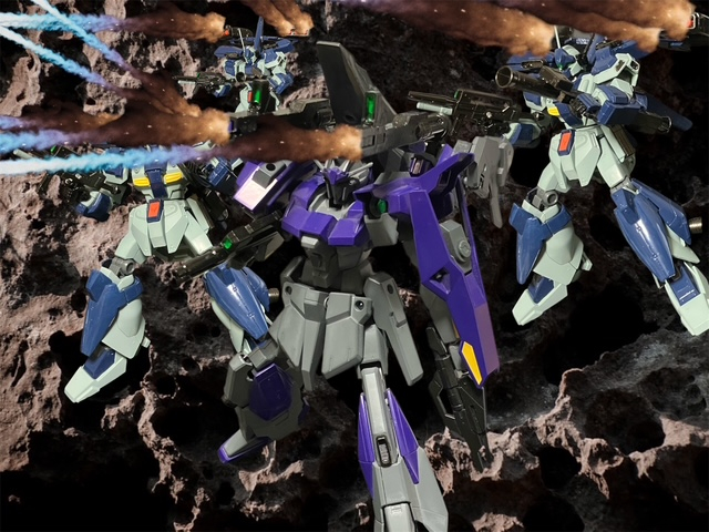 暗唱宙域。哨戒に出るシャルフ・ドーガ。その姿は緊張で固い。この空気・・・・来るな。油断するな。彼らは油断していない。だが・・・・緊張のあまり、周りが見えていなかった。静かに密かに背に潜む。次の瞬間!?閃光を背に進む4つの巨体。一方、ある巨大な隕石の塊を前に螺鈿ワークスの面々が武器を構える。うちの母屋と仲間のお礼だ。受け取れっ!!一斉に放たれる火砲の数々。同じく、到着した巨体たちからも火砲が飛ぶ!!!つぎの瞬間、隕石が爆発。爆炎の中から飛び出す巨獣。さて・・・・ハンティングの始まりだ!!(6枚目)