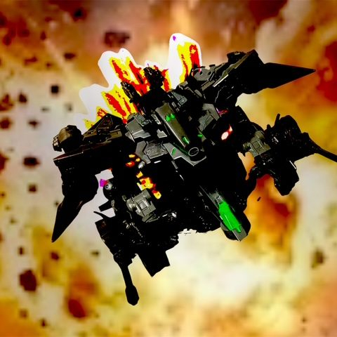 暗唱宙域。哨戒に出るシャルフ・ドーガ。その姿は緊張で固い。この空気・・・・来るな。油断するな。彼らは油断していない。だが・・・・緊張のあまり、周りが見えていなかった。静かに密かに背に潜む。次の瞬間!?閃光を背に進む4つの巨体。一方、ある巨大な隕石の塊を前に螺鈿ワークスの面々が武器を構える。うちの母屋と仲間のお礼だ。受け取れっ!!一斉に放たれる火砲の数々。同じく、到着した巨体たちからも火砲が飛ぶ!!!つぎの瞬間、隕石が爆発。爆炎の中から飛び出す巨獣。さて・・・・ハンティングの始まりだ!!(1枚目)