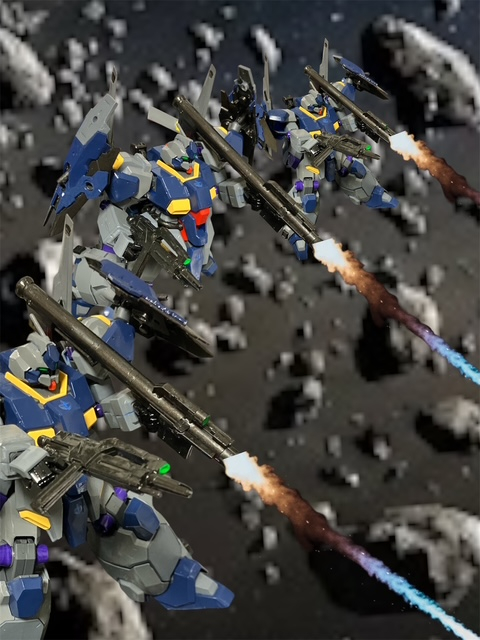 ハンティング開始12時間前。暗唱宙域に到着した螺鈿ワークス改装艦「カチョウフウゲツ改」。艦内で、今回の強襲・破壊作戦のブリーフィングが始まっていた。というわけで、哨戒を我々が相手をしている間に螺鈿ワークスさんには連中の巣穴に火をつけてもらう。あとは飛び出した獲物を罠に誘いこんで、引っかかった後はみんなで潰す。以上だ。ふざけた口調だが、その場にいる人間は誰一人おちゃらけてはないない。では、作戦にかかるぞ。その光景を脳裏に思い出しつつ、視界の下をアステロイドベルトをつっきる巨獣を見下ろす。さあて、鬼ごっこを始めるぞw一斉にバズーカの火砲が火を噴く!!飛んできた火砲に内心冷や汗を出しつつ、憤りとともに火砲の先に進む巨獣。逃がさない!!!!!!(# ゚Д゚)だがその精彩に欠いた思慮は、隕石に隠れたビームバリアーを見逃した。・・・・・・・!!!!!!?つぎの瞬間、巨獣をビームとショックの光が包んだ。(6枚目)