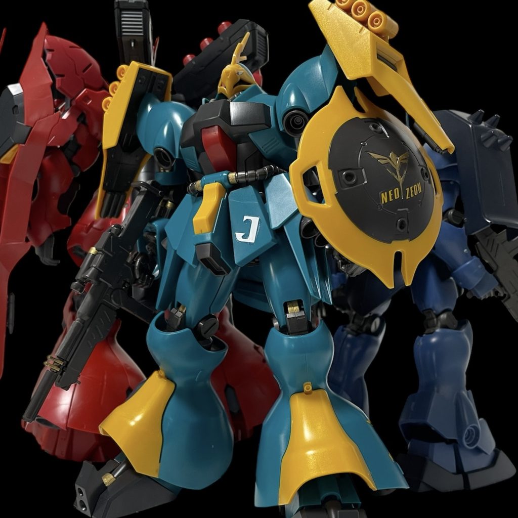 腰の【J】はヤクトドーガの頭文字ですね。ドイツ語で【狩猟】だとか。サザビーにはこの辺にマークが入っていたので余っていたキリル文字のJを貼り付け。いつかクェス機を買えたらギュネイ君にも順番が来るはず。