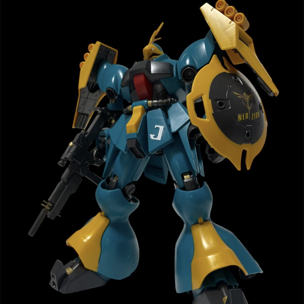 シールドのエンブレムだけゴールドにしようと思っていましたが、インクが出過ぎたので関節とパイプの一部を部分塗装しました。