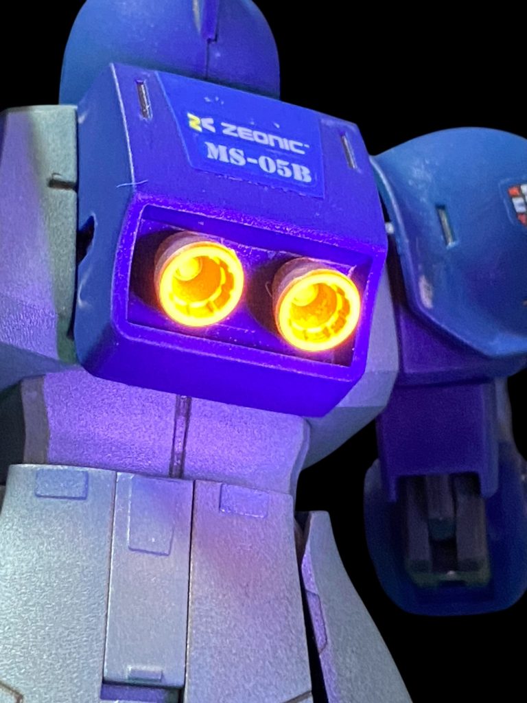 モノアイとバーニアはブラックライトで発光