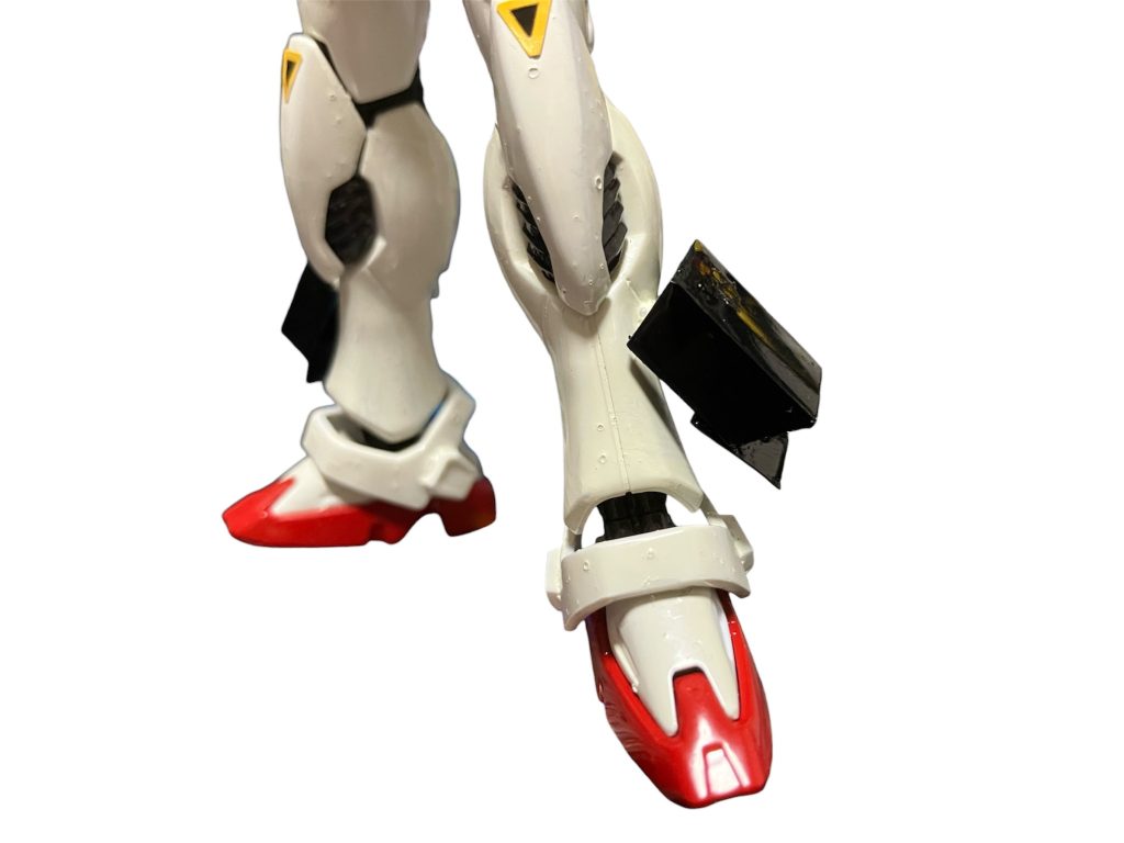 足に追加したフットアーマーはHGグスタフ・カール00の余剰パーツのあまりにM.S.Gのノズルを加えてスラスターとしても使える仕様。そこにパワードアームズの接続パーツで上下できるように改造。