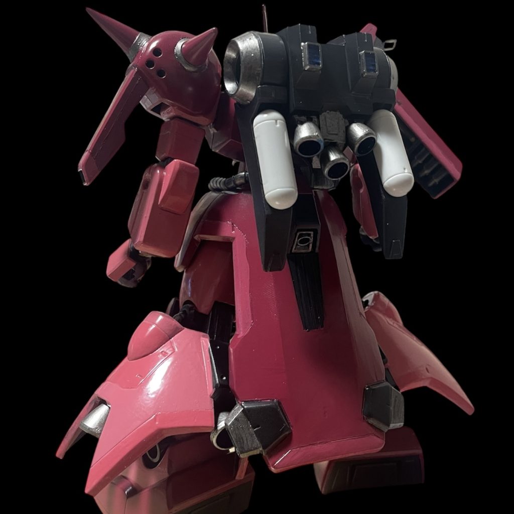 スパイクショルダーの穴は深くしようとピンバイスを使用したら貫通してしまったので、穴を増やしました。