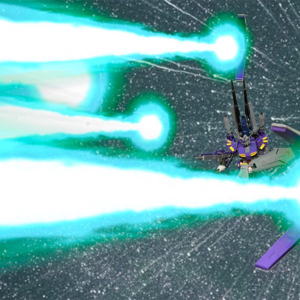 F91、下がれ！こいつの相手は俺がする‼️・・・・ほう、シャアを倒したMSが相手か、面白い(￣▽￣)フィンファンネルを放出しつつ全域に飛び込む量産型ν。ファンネルの一斉放射に止まらず、機体を突っ込ませる。ビームライフルのビームが飛んだ自機の背後で連鎖爆発。だが気にしてる余裕がない。まるで陽炎の如く、赤い機体がゆらりと消える。次の瞬間、背後から爆発！爆発‼️爆発‼️‼️シールドを持つ左腕と背部のミッションポッドが吹き飛ぶ。ようやく体勢を整えた瞬間、ビームスプレーガンが火を吹く・・・ビームが・・・ビームシールドで散らされて。・・・あ、圧倒的すぎる。（2枚目）