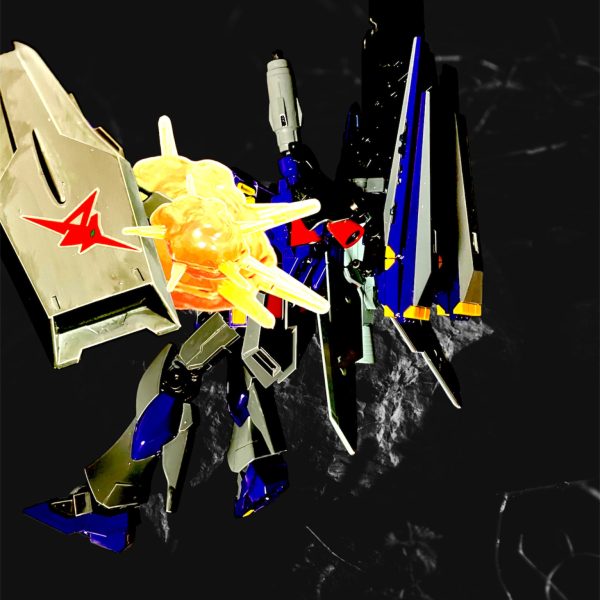 F91、下がれ！こいつの相手は俺がする‼️・・・・ほう、シャアを倒したMSが相手か、面白い(￣▽￣)フィンファンネルを放出しつつ全域に飛び込む量産型ν。ファンネルの一斉放射に止まらず、機体を突っ込ませる。ビームライフルのビームが飛んだ自機の背後で連鎖爆発。だが気にしてる余裕がない。まるで陽炎の如く、赤い機体がゆらりと消える。次の瞬間、背後から爆発！爆発‼️爆発‼️‼️シールドを持つ左腕と背部のミッションポッドが吹き飛ぶ。ようやく体勢を整えた瞬間、ビームスプレーガンが火を吹く・・・ビームが・・・ビームシールドで散らされて。・・・あ、圧倒的すぎる。（4枚目）