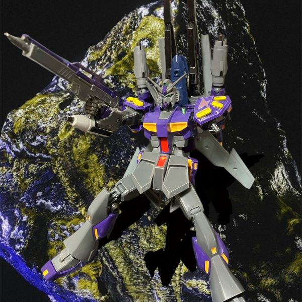 F91、下がれ！こいつの相手は俺がする‼️・・・・ほう、シャアを倒したMSが相手か、面白い(￣▽￣)フィンファンネルを放出しつつ全域に飛び込む量産型ν。ファンネルの一斉放射に止まらず、機体を突っ込ませる。ビームライフルのビームが飛んだ自機の背後で連鎖爆発。だが気にしてる余裕がない。まるで陽炎の如く、赤い機体がゆらりと消える。次の瞬間、背後から爆発！爆発‼️爆発‼️‼️シールドを持つ左腕と背部のミッションポッドが吹き飛ぶ。ようやく体勢を整えた瞬間、ビームスプレーガンが火を吹く・・・ビームが・・・ビームシールドで散らされて。・・・あ、圧倒的すぎる。（5枚目）