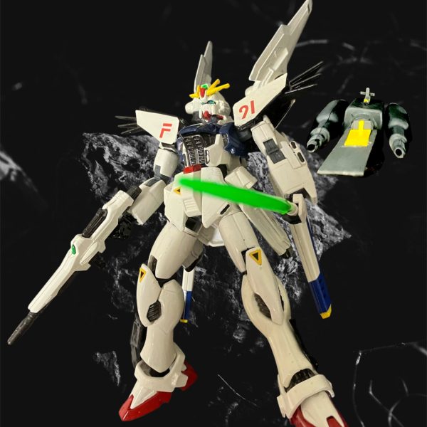 やらせない‼️機能停止したνガンダムを庇うかの如く、ビームサーベル片手に突っ込むF91。だが、相手は悠然とビームサーベルで受け止める。その姿をνのコクピットで揺らぎながらも眺める。意識が混濁としているから、目の前の光景が霞のようだ。マシンキャノンを飛ばすF91の攻撃をRF91はビームシールドで散らす。RF91のビームはF91のビームシールドが防ぐ。数分後。敵戦艦が離脱する中、RF91がこちらを見ながら去っていく。まだそのガンダムに振り回されている。次会う時はより成長していることを期待している。また会おう、PMCのNT。後ろから撃とうと思ったが、彼なら素早く避けるだろう。自分達は見逃された。・・・次相対しても生き残れるだろうか？怖い。&nbsp;（6枚目）