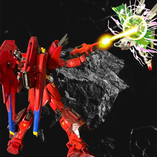 やらせない‼️機能停止したνガンダムを庇うかの如く、ビームサーベル片手に突っ込むF91。だが、相手は悠然とビームサーベルで受け止める。その姿をνのコクピットで揺らぎながらも眺める。意識が混濁としているから、目の前の光景が霞のようだ。マシンキャノンを飛ばすF91の攻撃をRF91はビームシールドで散らす。RF91のビームはF91のビームシールドが防ぐ。数分後。敵戦艦が離脱する中、RF91がこちらを見ながら去っていく。まだそのガンダムに振り回されている。次会う時はより成長していることを期待している。また会おう、PMCのNT。後ろから撃とうと思ったが、彼なら素早く避けるだろう。自分達は見逃された。・・・次相対しても生き残れるだろうか？怖い。&nbsp;（4枚目）