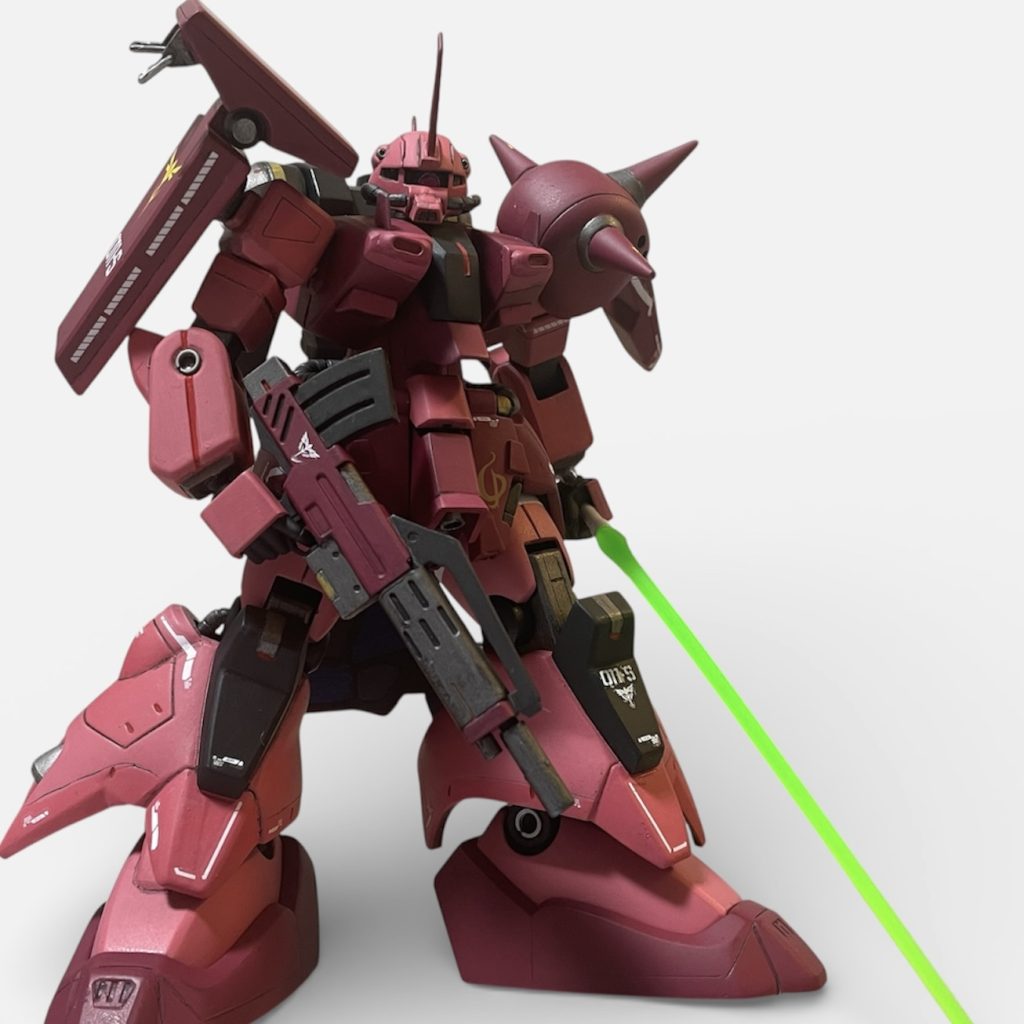 足首や腕の関節部に丸い穴があるきっとでしたので、金属のリングパーツを貼り付けています。武器に機体カラーを入れると専用の武器のように見えるので最近は色付けしています。