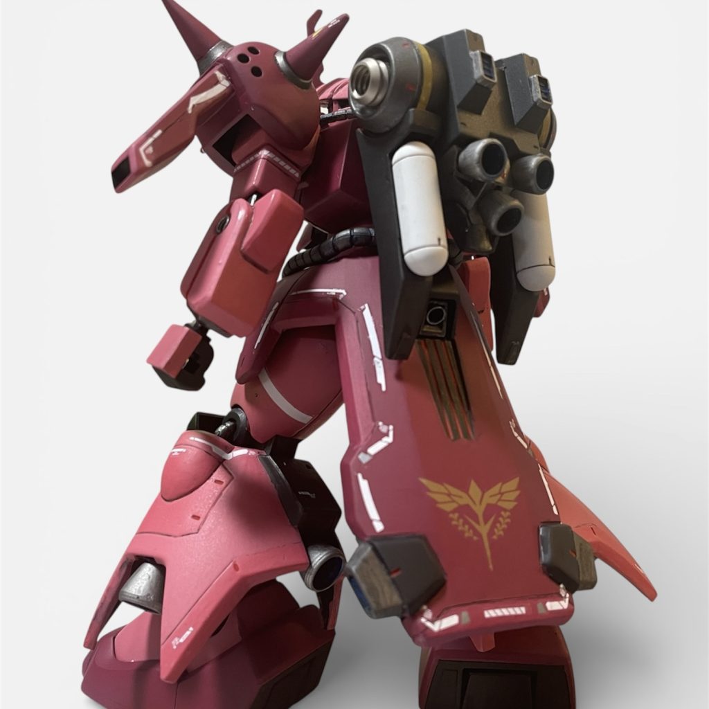 デカールはガンダムデカールのサザビーを使用しました。大きなリアスカートが特徴的な機体ですので、エンブレム凸モールドを削り落としデカールでエンブレムを貼り付け、ラインデカールも多めに貼り付けています。