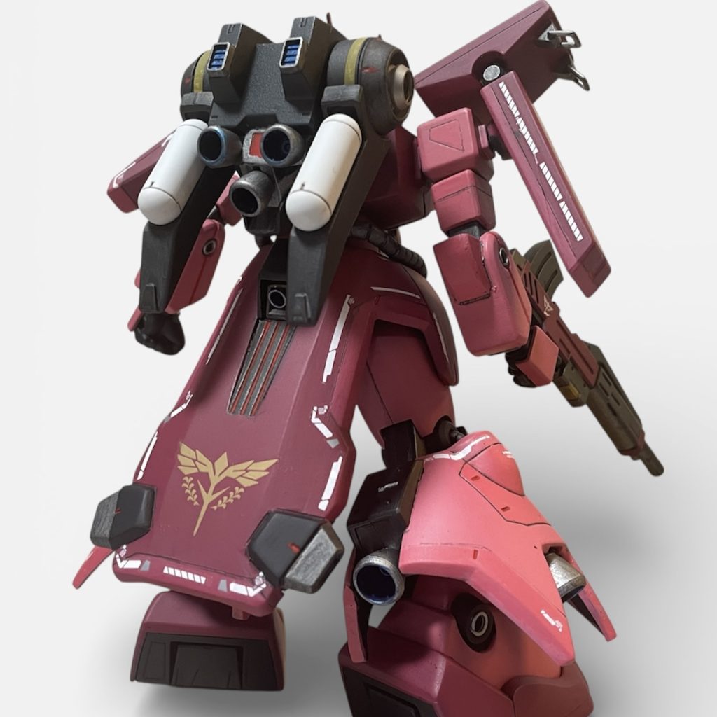 サイドスカート後方にスラスターがついているキットですが、見た目的に無くてもと思ったのでオミットしています。バックパックはザクⅢ改のものはプロペラントタンクやスラスターが大きいので、量産型ザクⅢのものの方がしっくりきます。