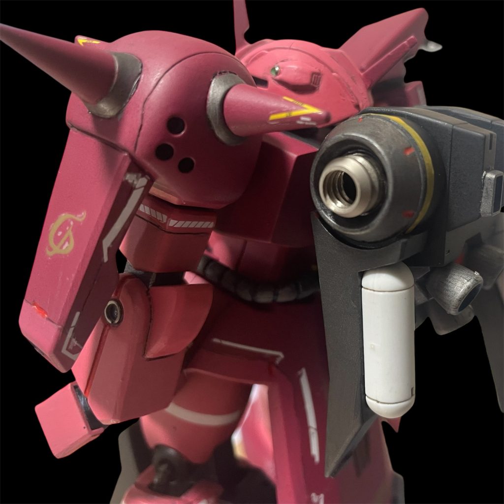 スパイクショルダーの穴は、本来は１つ凹みがあるものでしたが、凹みを深くしようとしたら穴をあけてしまったので、3か所にしてミリタリー感が出るようにしました。バックパックにも関節同様に穴が開いていたので、ホームセンターで買ってから使いどころがなかった棚ダボを使用してディテールアップ。