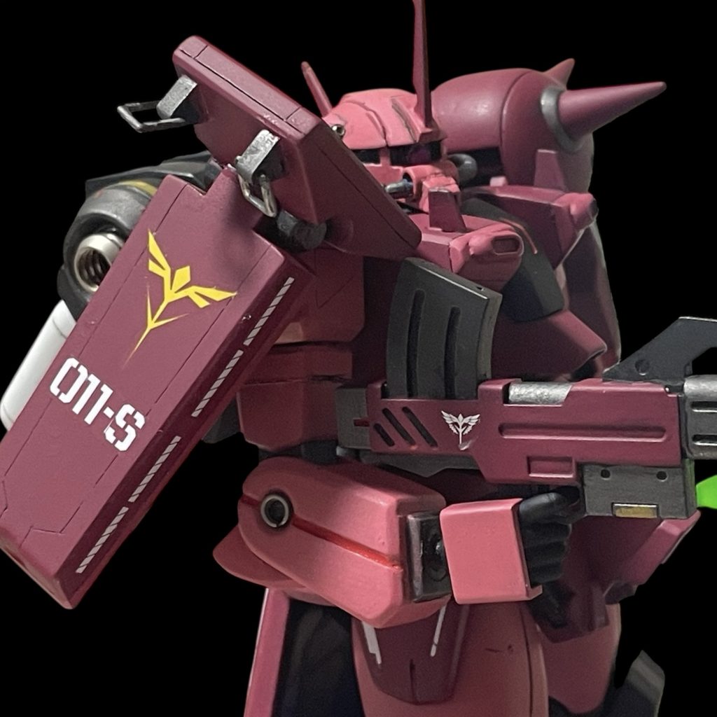 サザビーの型式番号が【S‐01】なのに対し、ザクⅢ改は【011-S】でしたので切って貼れば再現できたのもよかったです。面だし、スジボリに加えて飾り程度にフックパーツを追加しています。腕のラインは赤ではなく、白や黒の方が良かったかもしれません。