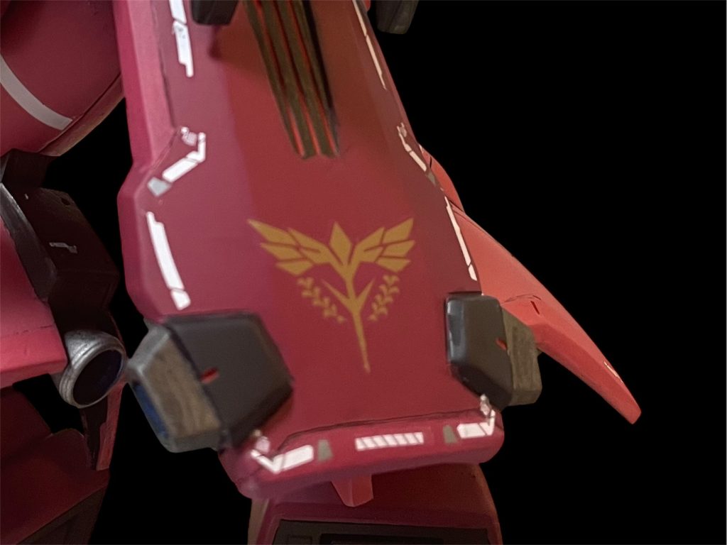 リアスカートは色分け、デカール、削りと手を入れた個所です。