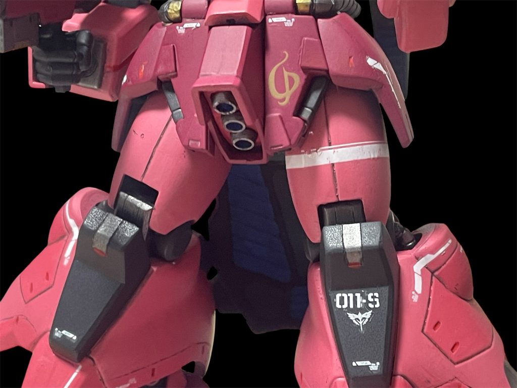 ザクⅢ改の主兵装といえばフロントスカートのビームサーベル兼ビームライフルですが、Twilight AXISでは使っていた記憶がないですね。特殊な兵装ですので、使い慣れたビームサーベルとビームマシンガンという組み合わせの方が戦いやすかったとかでしょうか。