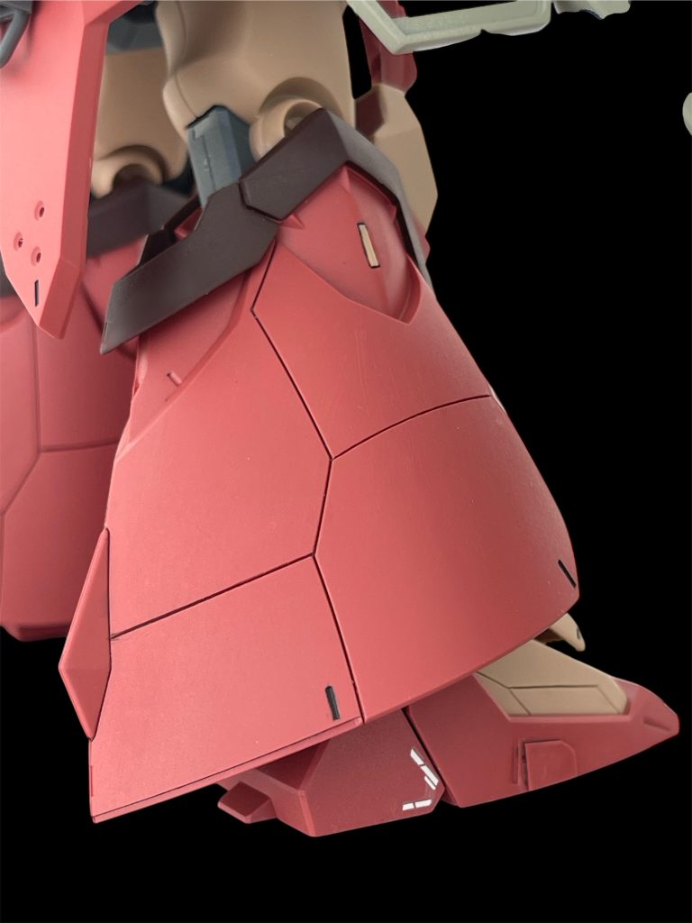 スカート上部は塗装していないので設定色と違いますが、本来の色であるライトブラウンのランナーから作ったプラチップを埋め込みました。