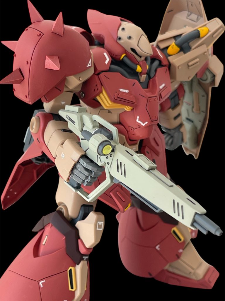 ビームライフルは合わせ目を隠すようにディテールアップパーツとプラ版を貼っています。ハンドパーツはビルダーズパーツの1/100ジオン系ハンドに変更しました。