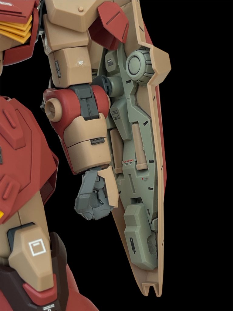 シールド裏のスカスカした部分はジャンクパーツを適当に貼っています。