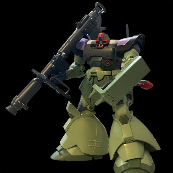 やっぱりシールドは闇夜のフェンリル隊にはスパイクシールドが似合うのでゲルググMのシールドを採用しました。シュツルムファスト2本はリアスカートにマウントできるようにしました。ラケーテンバスにマシンガン、シュツルムファストにヒートサーベルと武器が多彩なので、スパイクシールドはナックルモードとシールドモードに差し替えで変形できるようにしました。（3枚目）