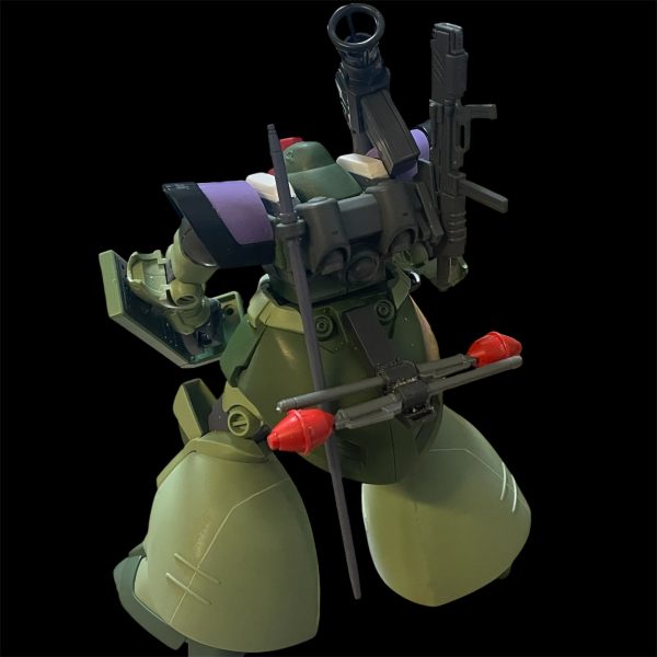 やっぱりシールドは闇夜のフェンリル隊にはスパイクシールドが似合うのでゲルググMのシールドを採用しました。シュツルムファスト2本はリアスカートにマウントできるようにしました。ラケーテンバスにマシンガン、シュツルムファストにヒートサーベルと武器が多彩なので、スパイクシールドはナックルモードとシールドモードに差し替えで変形できるようにしました。（2枚目）