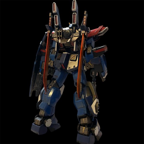 顔の色を白から機体カラーのブルーに変更しました。やはりこの方が良いですね。ヒートサーベルの持ち手も3割ほど短くして腰に刺した時の飛び出した感じを抑えました。ヒートサーベルはイフリート改のようにがバックパックにもマウントできるようにしました。後はスミ入れしてデカール貼ったら完成です。（4枚目）