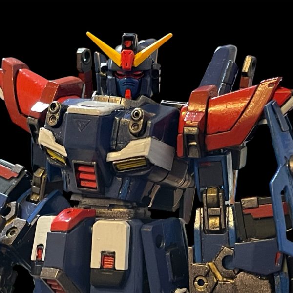 顔の色を白から機体カラーのブルーに変更しました。やはりこの方が良いですね。ヒートサーベルの持ち手も3割ほど短くして腰に刺した時の飛び出した感じを抑えました。ヒートサーベルはイフリート改のようにがバックパックにもマウントできるようにしました。後はスミ入れしてデカール貼ったら完成です。（2枚目）