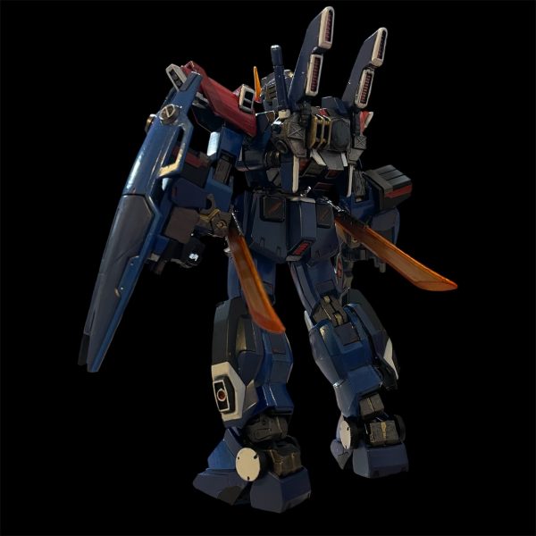 顔の色を白から機体カラーのブルーに変更しました。やはりこの方が良いですね。ヒートサーベルの持ち手も3割ほど短くして腰に刺した時の飛び出した感じを抑えました。ヒートサーベルはイフリート改のようにがバックパックにもマウントできるようにしました。後はスミ入れしてデカール貼ったら完成です。（3枚目）