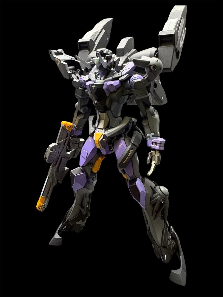 右肩のアーマー、背面のバッグパックを装備。ビームライフルはジークアクスと同型。