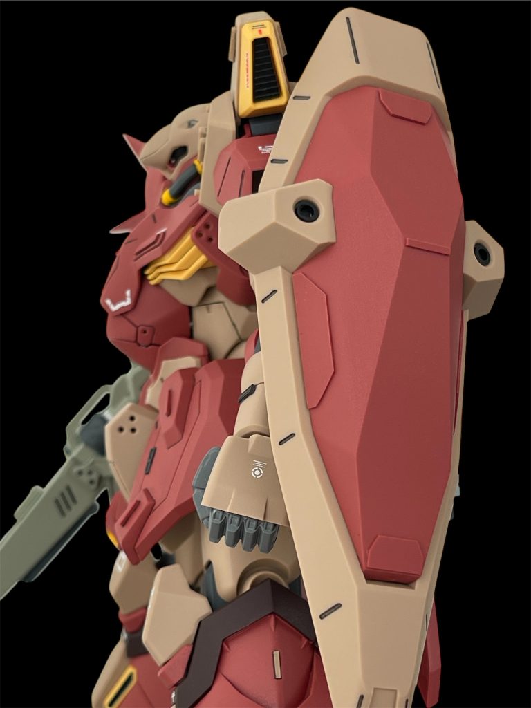 シールド表面はランナープラ板を貼り付けただけです。