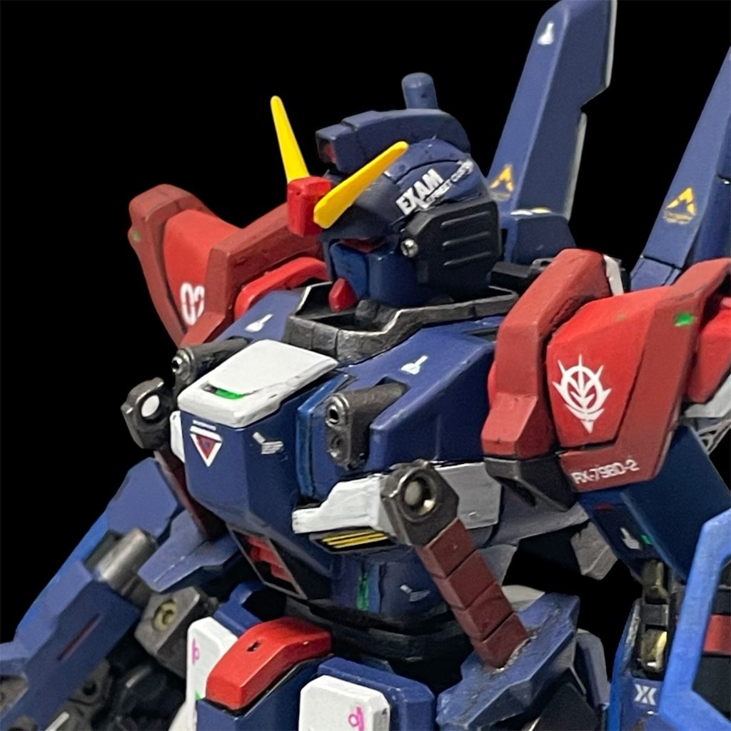 頭部と胸部のバルカンはメタルパーツを使用改修された際に胸部の有線ミサイルはオミットされエアインテークのようなものに変更されています。ヒートサーベルの持ち手部分は腰に刺すには長すぎるので3割ほど短くしています。