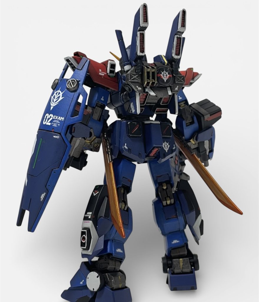 両手にミサイルランチャーを装備しているので上半身が大きくなりますが、脚部サイドのスラスターが別パーツ化しているのでギリギリバランスが取れてた感じです。