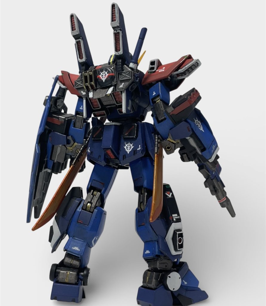 漫画版では腰にヒートサーベルのマウントラックが描かれていたので両腰に一本づつマウントしています。リアスカートは漫画版とキットのものとで形状が全く違っていたので、形状の近いパワードジムのものを移植しています。