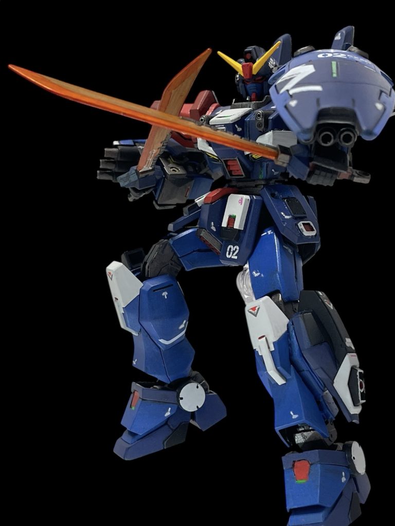 ヒートサーベルを構えてミサイルランチャー発射