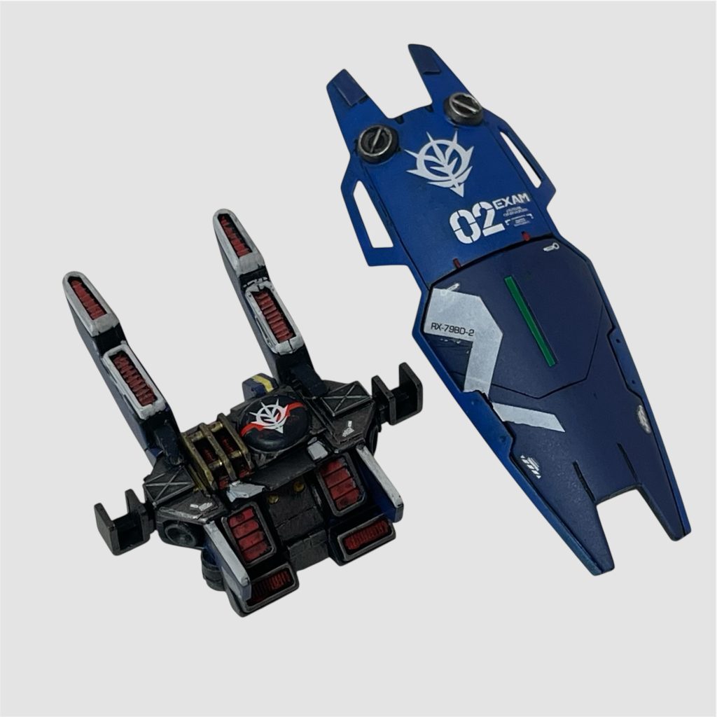 装備紹介シールドは塗り分けとデカール貼りしていますが気に入っています。Nのデカールは【ニムバスの頭文字】と【2】と見えなくもないので入れてみました。バックパックはキットのものをベースにしていますが漫画版と大きくデザインが異なるので、ジオンの技術者が手を加えた感が出ればと切って貼ってしています。