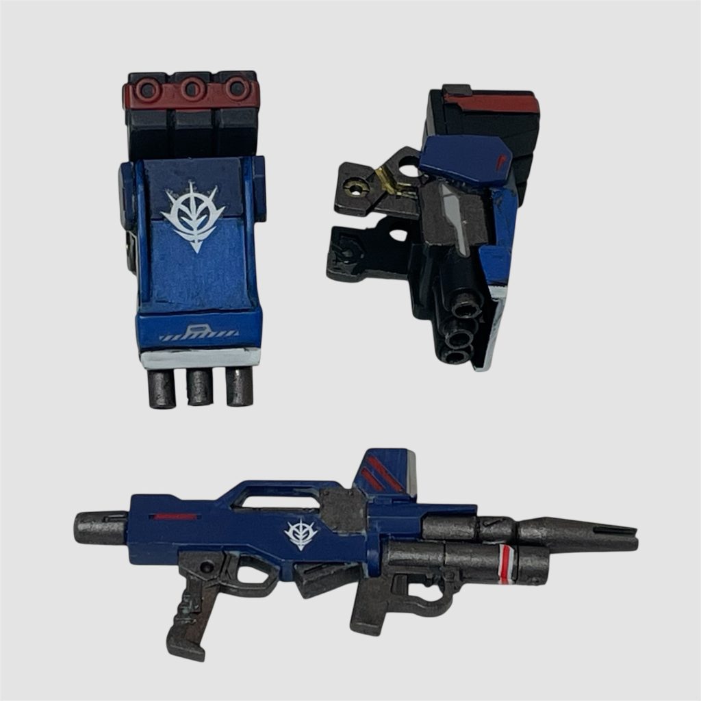 ビームライフルは絵的に欲しかったので急遽追加しました。ただそのままではつまらないのでショートバレルにして、両手持ちすることないのでグリップをオミットしてグレネードっぽい物をつけました。3連装ミサイルランチャーはBD2の腕に対しては大きかったので横幅を削り、砲身部分を2パーツ化して砲身の出し入れできるようにしてサイズを一回り小さくしています。それでもBD2の腕が華奢なのでランチャーと腕を固定するパーツを見立てて作成して調整しています。