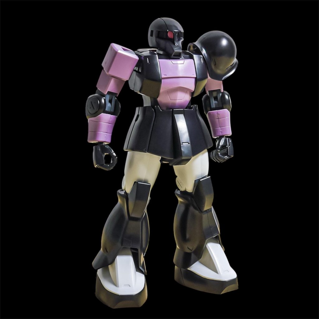 ― 黒き四つ目の影 ―宇宙世紀0079。ジオン公国の士官学校、グラナダ校。そこで密かに語られる一人の青年がいた。名は ―― レオ・グレンハルト。成績は常に上位。MS操縦訓練では、教官さえ舌を巻くほどの反応速度を見せていた。しかし彼の名前が記録に残ることはほとんどない。理由はただ一つ。彼は――**“黒い三連星の四人目候補”**だったからだ。