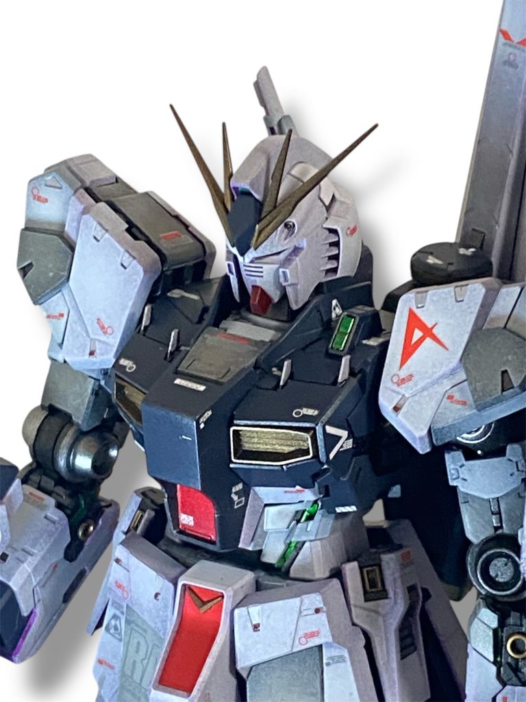 メインカラーの白はパープルサフ＋ＭＳホワイト黒サフ＋EXホワイト黒サフ＋ニュートラルグレーIとIIIの三色に色分けしました✨ブルーはガンメタサフを下地に新発売のνガンダムカラーをエッジを残して金属感を出してみました🛠️✨初挑戦のレッドチップも少しだけ貼ってます♪