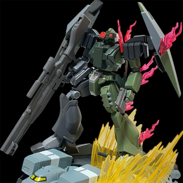 作成中のゴーストジェガンにちょこっと手を入れた。ライフルをジムスナイパーK9のものに変更、ディナイアルガンダムのエフェクトはイメージが違ったので、ファントムガンダムのエフェクトの変更しました。足元のエフェクトはフィギュアライズのオーラエフェクトを使いました。K9のバックパックの足が気に入らないので、普通のバックパックにしてロングライフルを折りたたんでマウントできるようにしました。ハンドガンはシールド裏にそれぞれマウントしています。ミキシングは一通り終わりましたので、、、しまいます😄（2枚目）